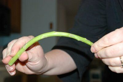 breaking-asparagus