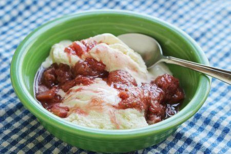 Compota de morango e ruibarbo em uma receita de fogão lento