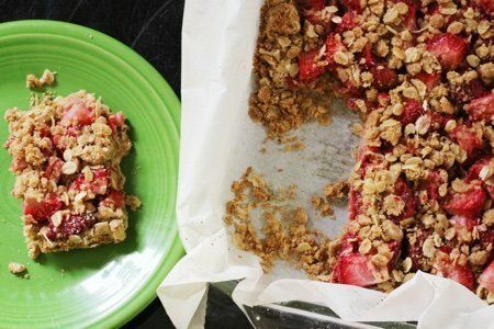 Healthy Strawberry Oatmeal Bars Recipe with Fresh Strawberries