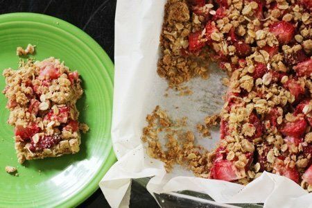 Receita saudável de barras de aveia e morango com morangos frescos